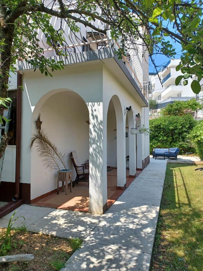 Apartment Bunjo'S Beach House Trogir Buitenkant foto