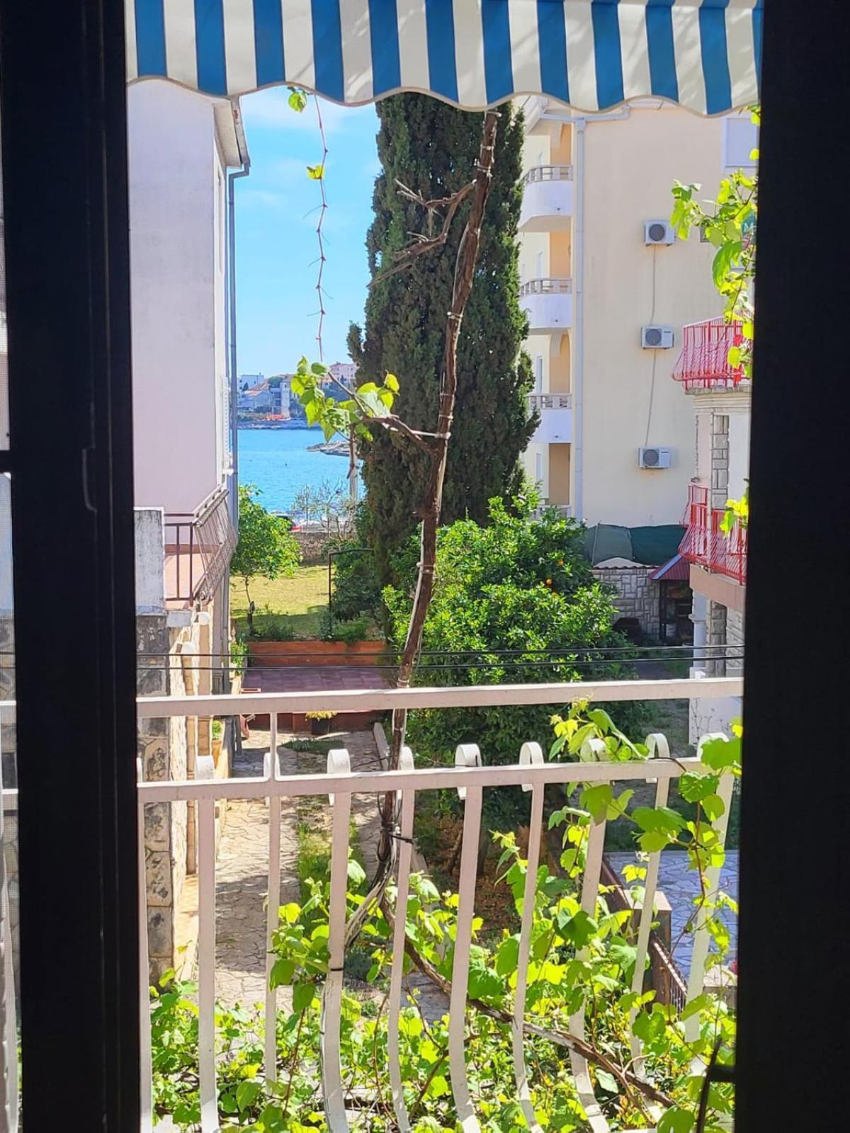 Apartment Bunjo'S Beach House Trogir Buitenkant foto